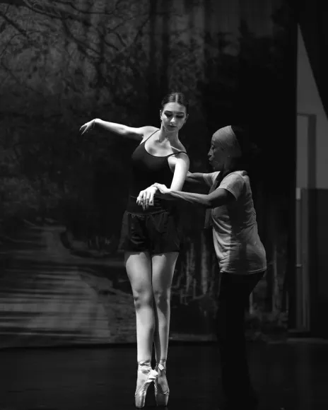 Una mujer ensenando valet a una joven