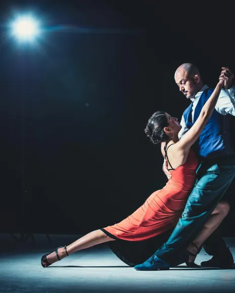 Pareja bailando en escenario