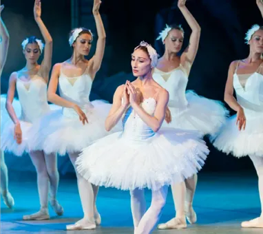 Mujeres bailando ballet en una Obra 