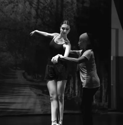 Una mujer ensenando valet a una joven