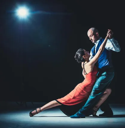 Pareja bailando en escenario