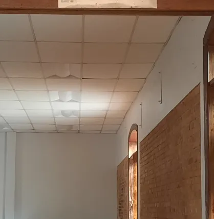 Espacio para el desarrollo creativo y pedagógico para diversas áreas de la danza. Un espacio iluminado, con barras para el desarrollo de la técnica del Ballet. Cuenta con piso de madera y espejos. Sus dimenciones son: 5.5 X 15 mts de largo.