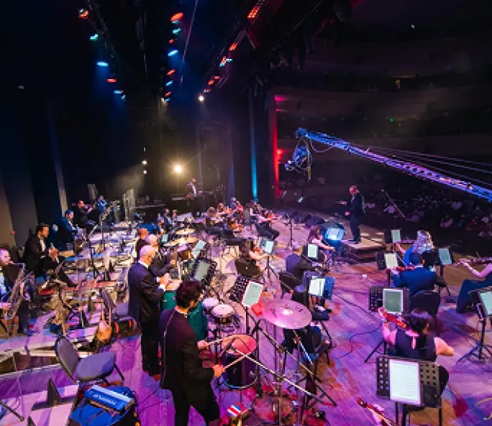 Personas tocando en una orquesta