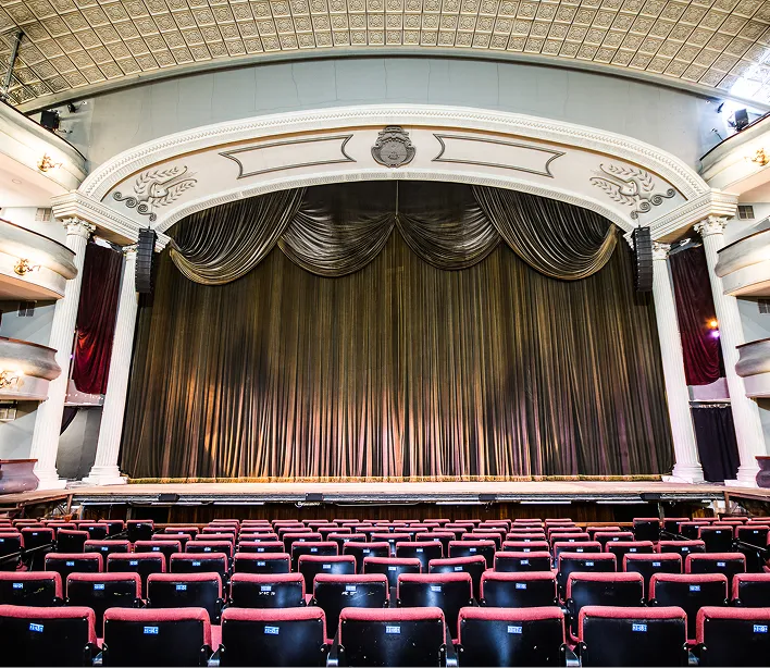 Foto interna del escenario del Teatro Popular Melico Salazar