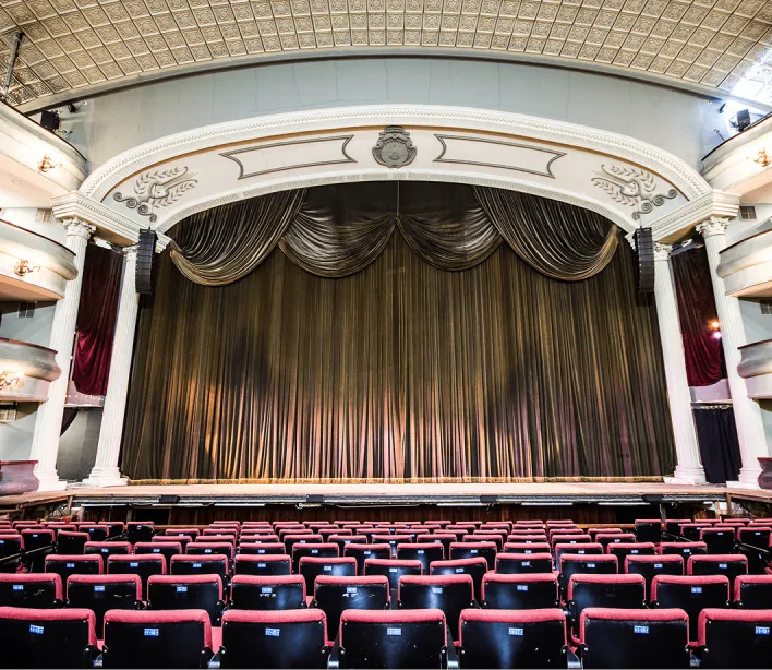 Foto interna del escenario del Teatro Popular Melico Salazar