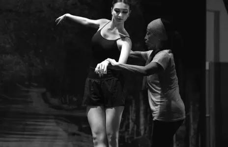 Una mujer ensenando valet a una joven