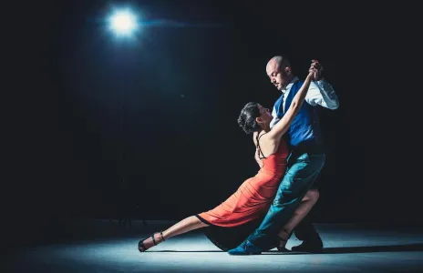 Pareja bailando en escenario
