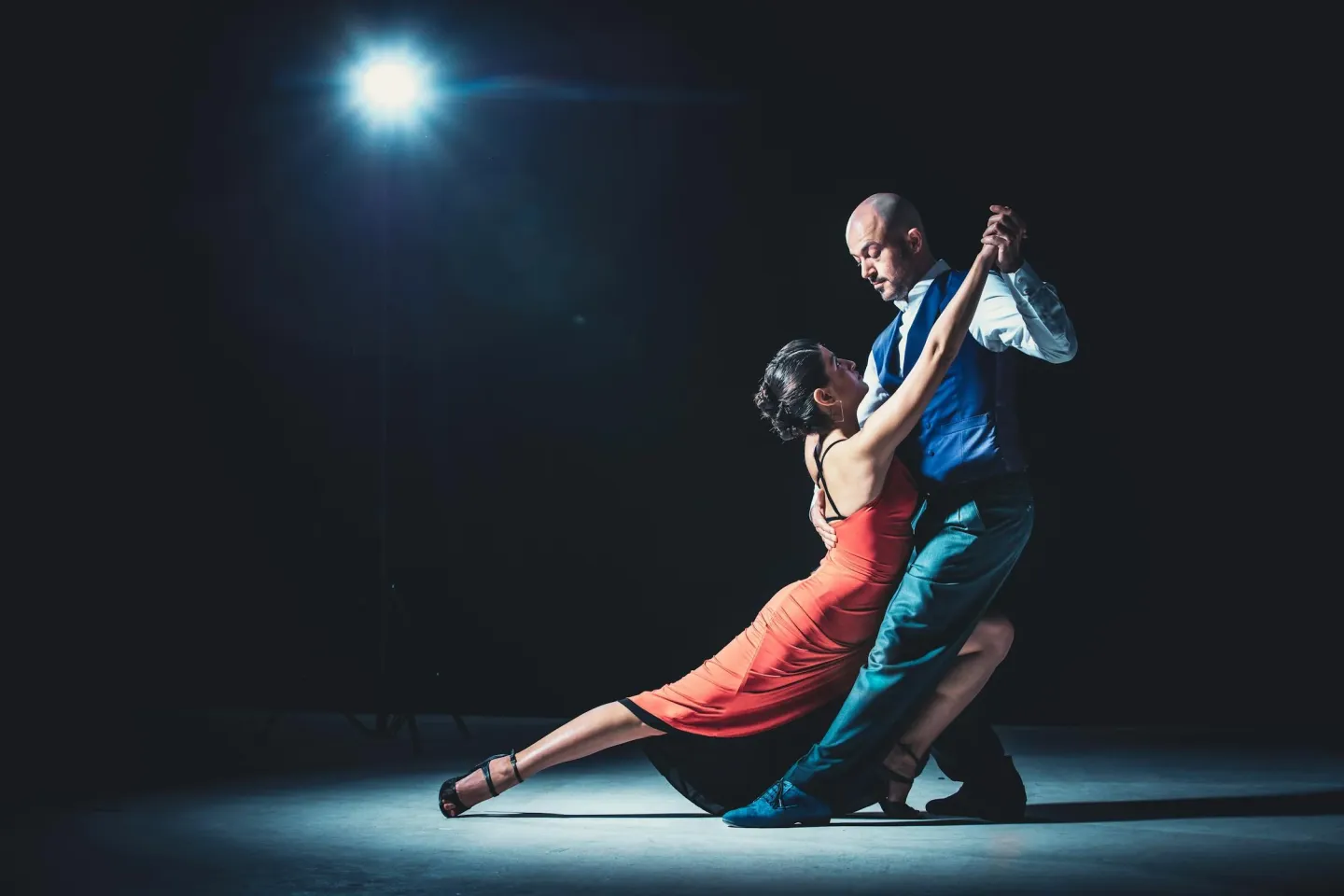 Pareja bailando en escenario